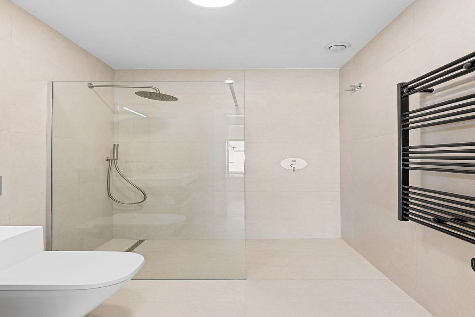 Hochwertige Villa mit Pool und Stellplatz