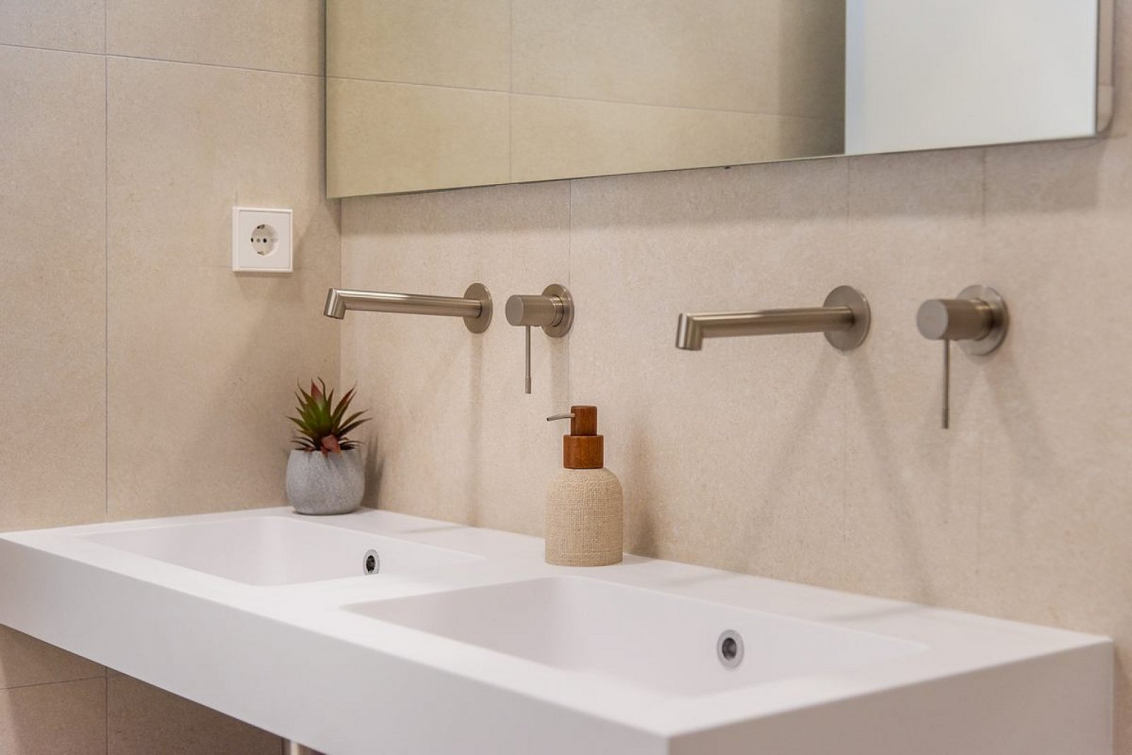 Hochwertige Villa mit Pool und Stellplatz