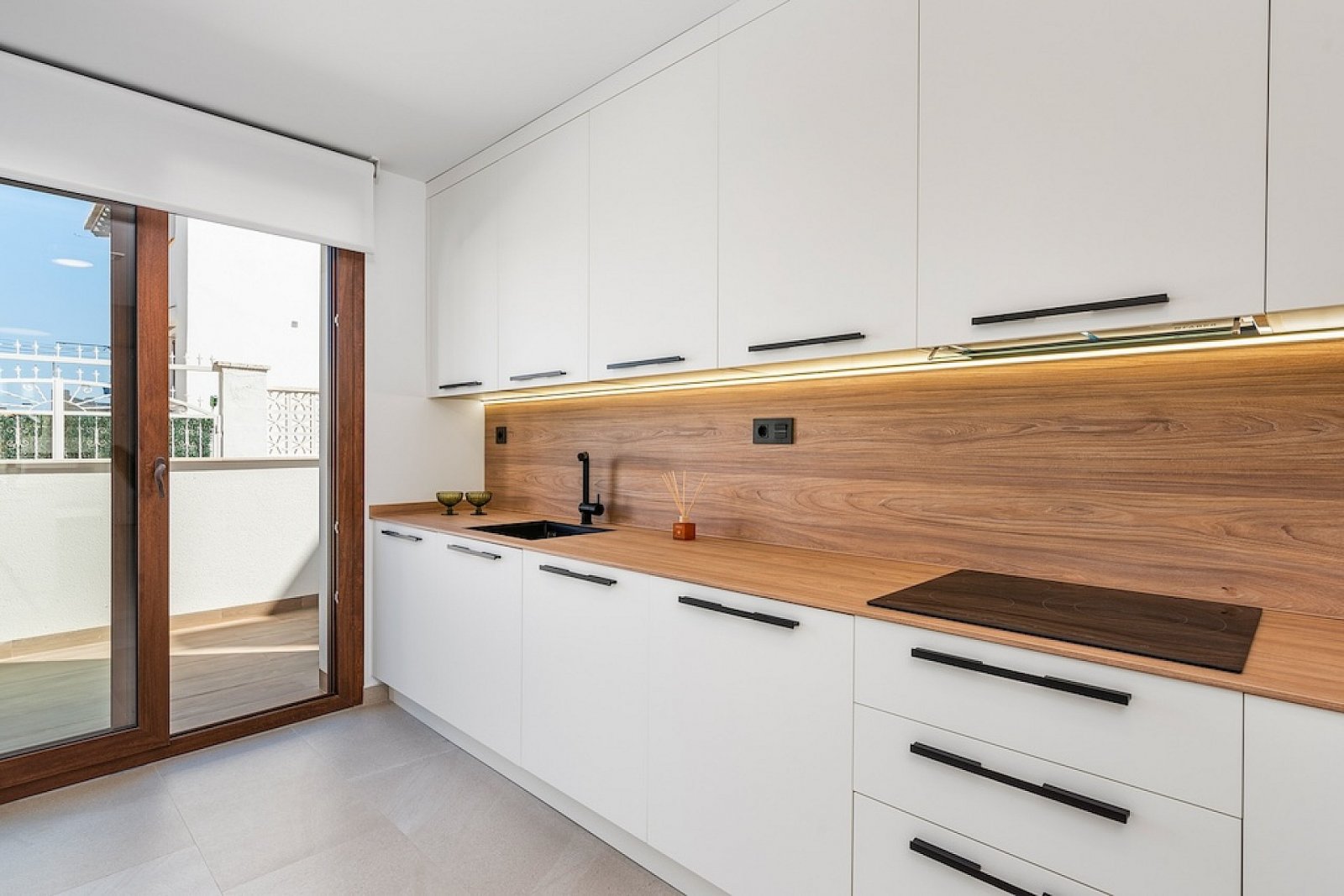 Schönes Apartment mit privatem Garten, 2 Schlafzimmern und Poolnutzung