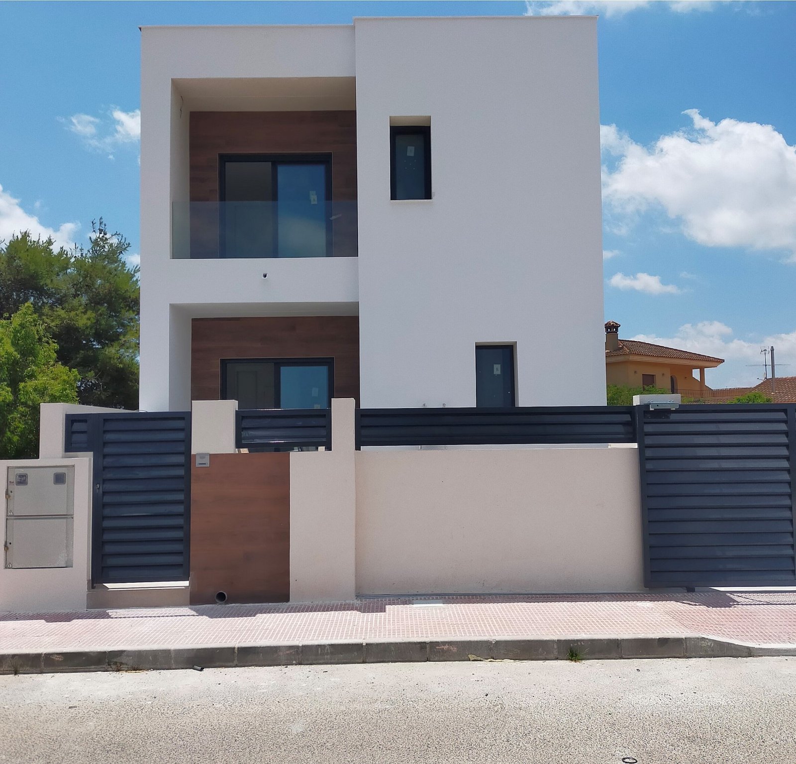 Moderne Villa mit 3 Schlafzimmern, 3 Bädern, privatem Pool und Stellplatz