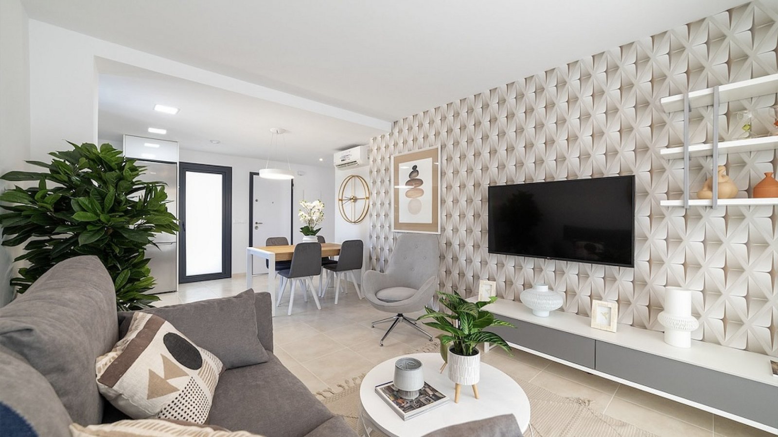 Moderne Reihenhaus-Villa mit 3 Schlafzimmern, 2 Bädern, Gemeinschaftspool und eigenem Parkplatz