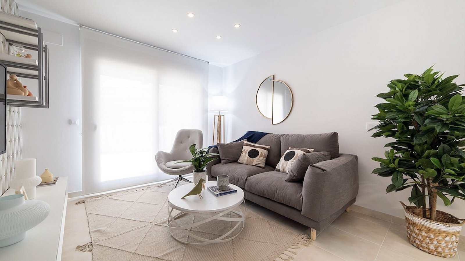 Moderne Reihenhaus-Villa mit 3 Schlafzimmern, 2 Bädern, Gemeinschaftspool und eigenem Parkplatz