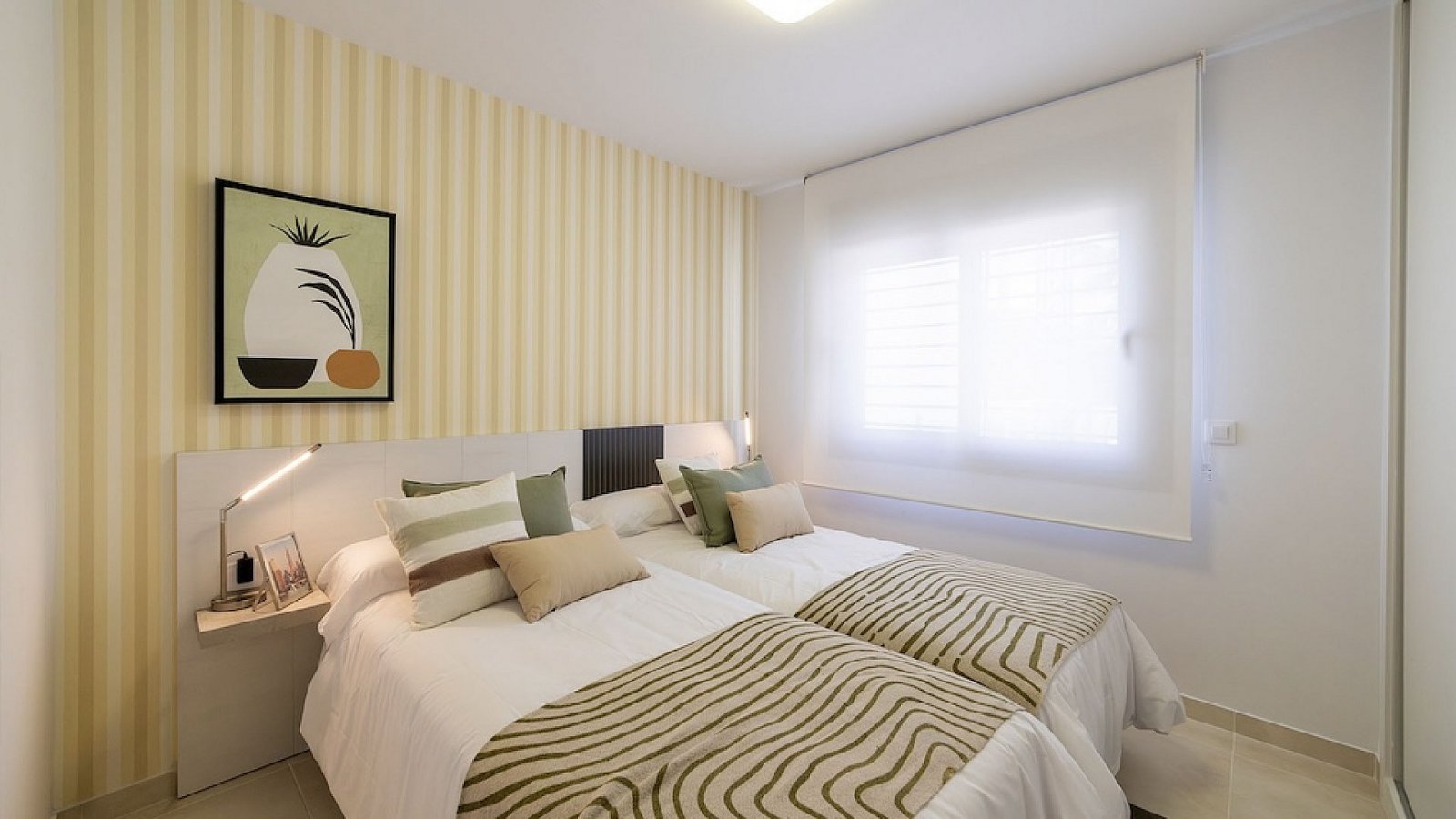 Moderne Reihenhaus-Villa mit 3 Schlafzimmern, 2 Bädern, Gemeinschaftspool und eigenem Parkplatz