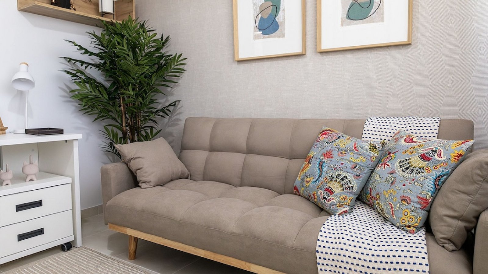 Moderne Reihenhaus-Villa mit 3 Schlafzimmern, 2 Bädern, Gemeinschaftspool und eigenem Parkplatz