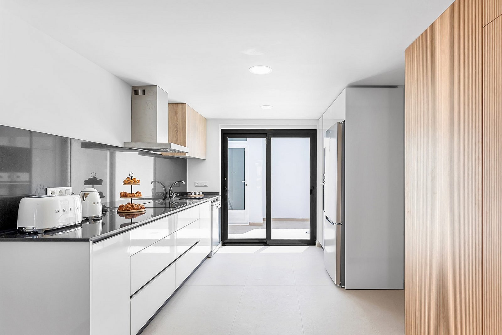 Moderne Reihenvilla mit 4 Schlafzimmern, Gemeinschaftspool & Tiefgarage