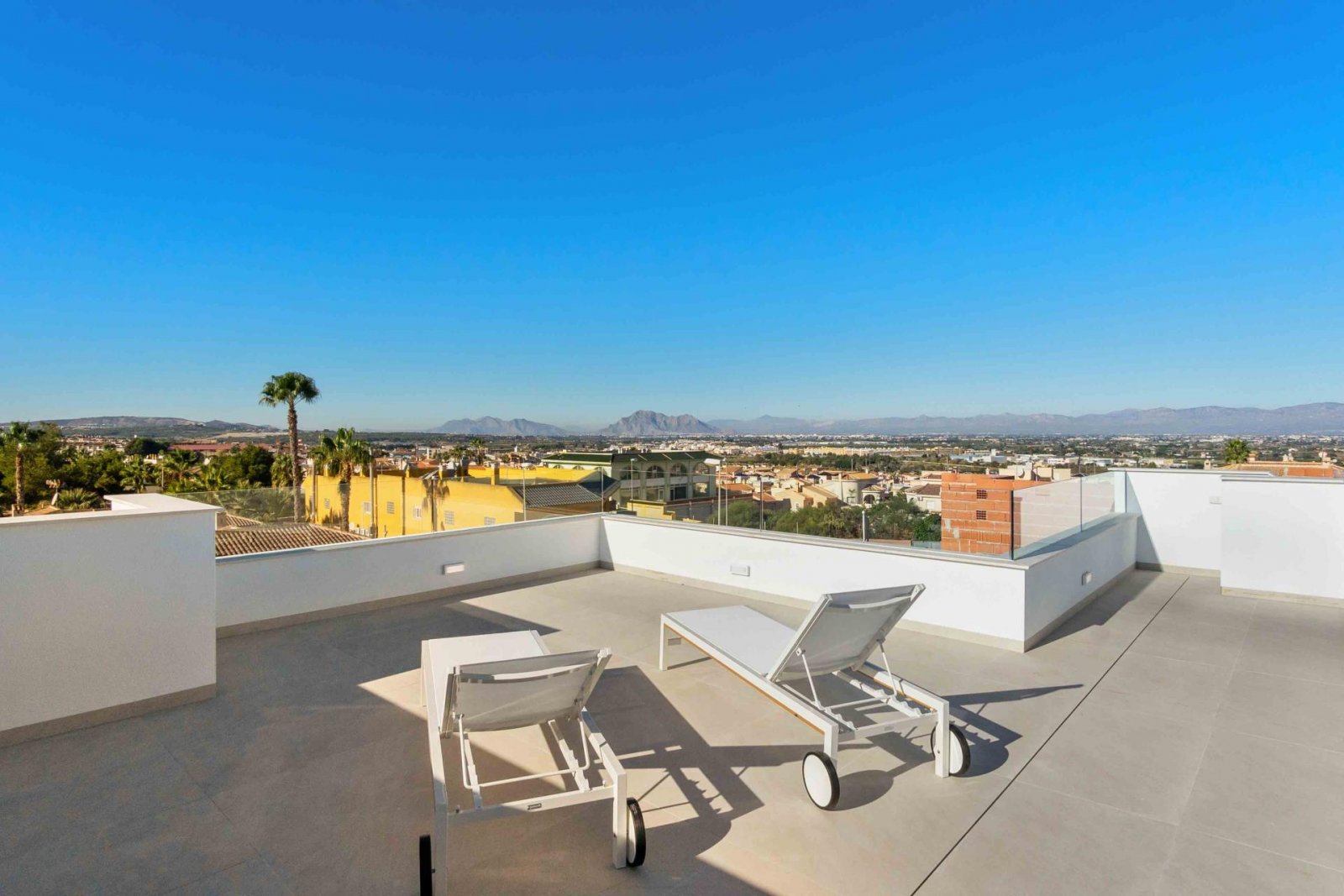 Moderne Villa mit 3 Schlafzimmern, privatem Pool und eigenem Parkplatz