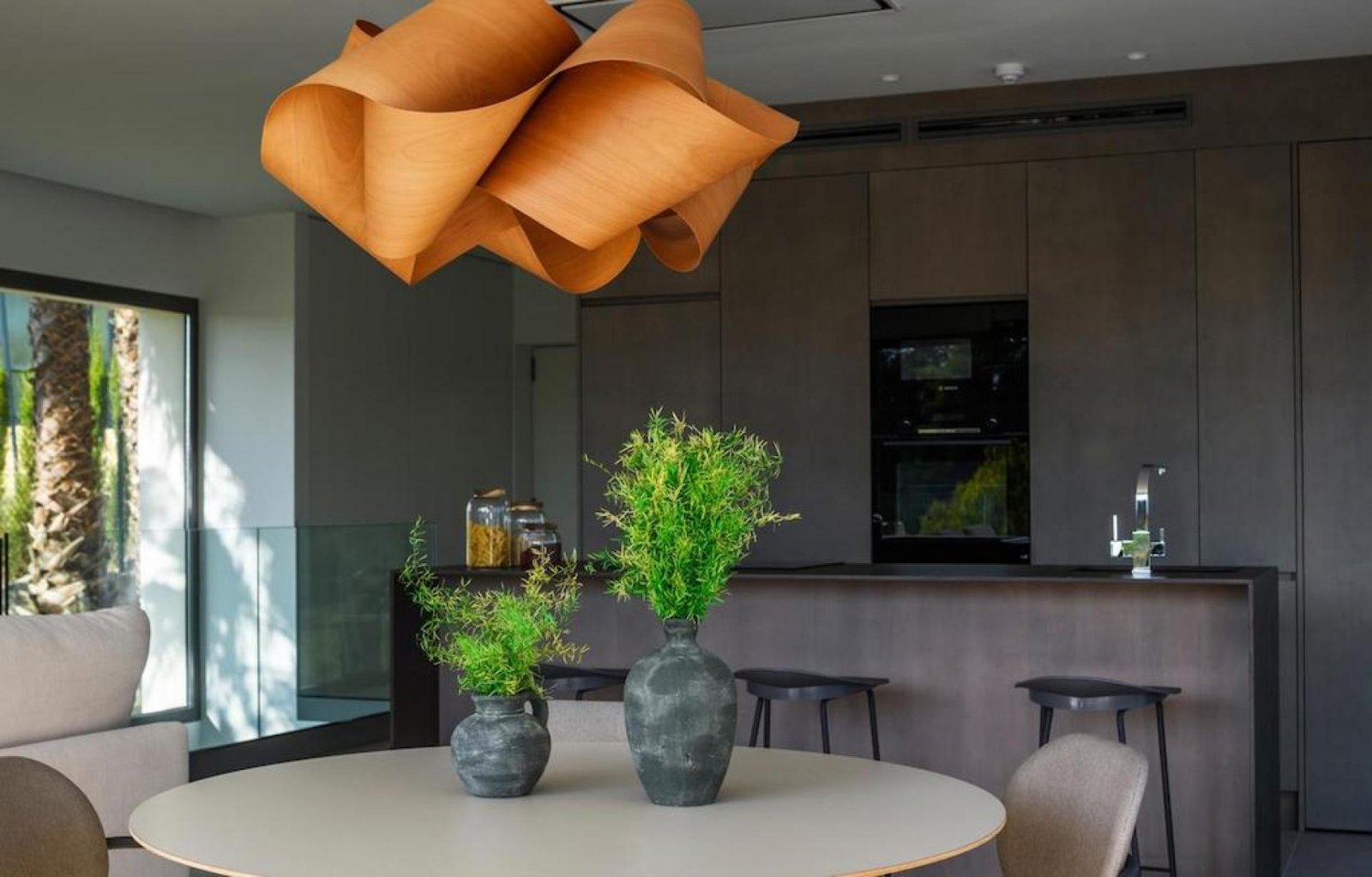 Exklusives Wohnen: Villa mit Infinity-Pool und Privatsphäre