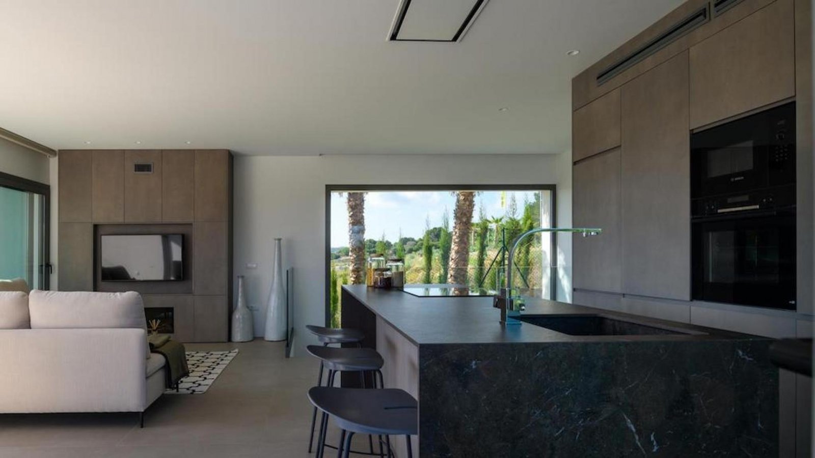 Designvilla mit Infinity-Pool