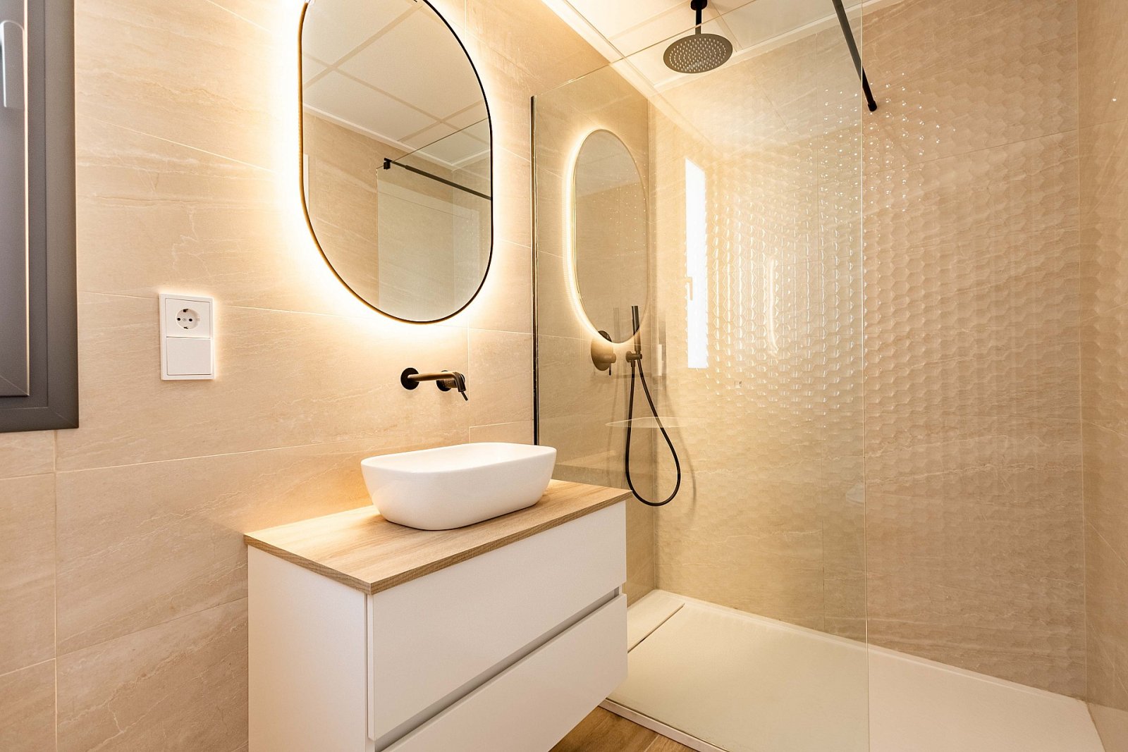 Elegante Neubauvilla mit optionalem Pool