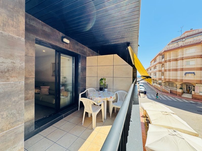 Sonniges Apartment mit Terrasse und Meerblick