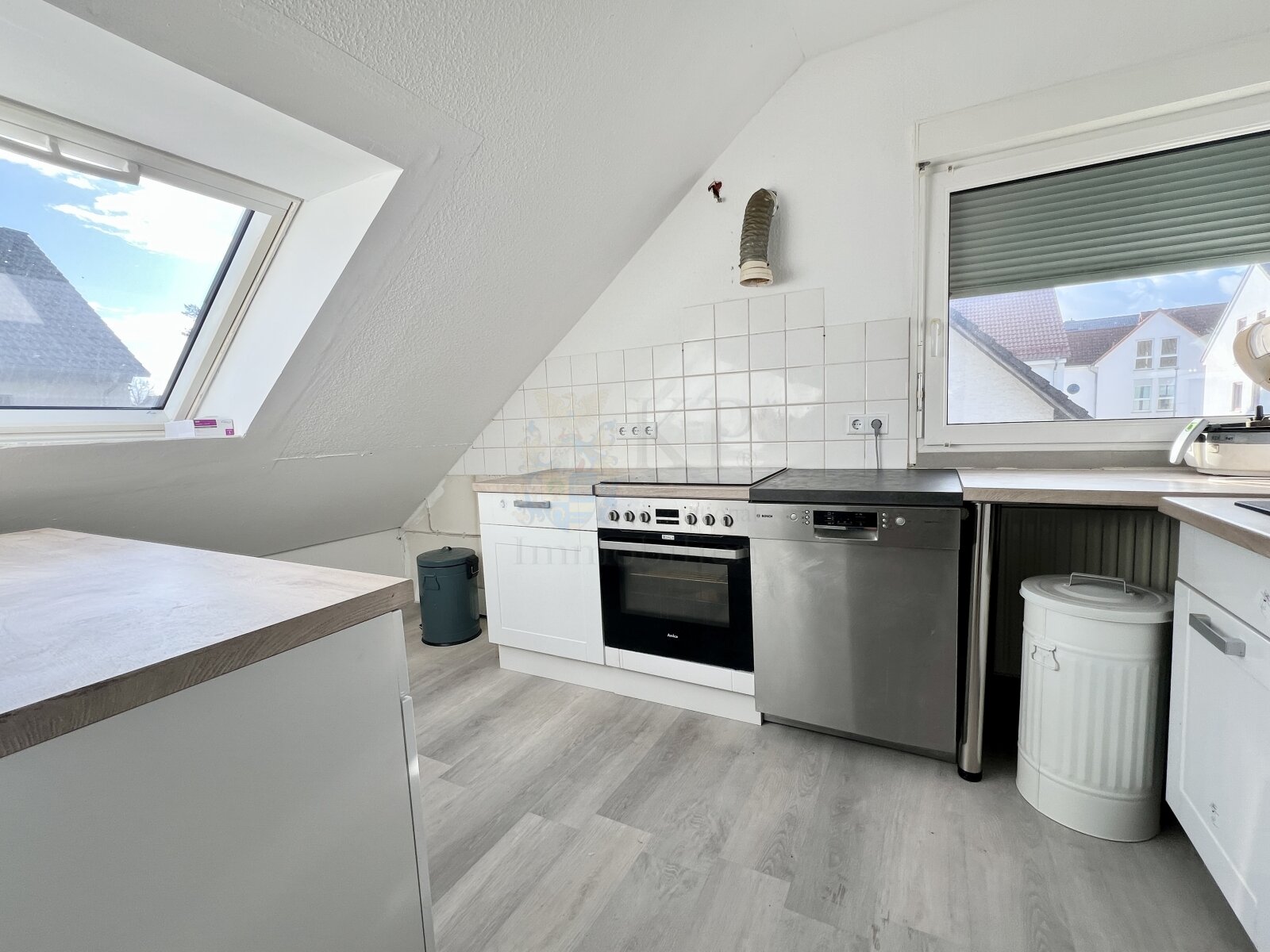 HOFHEIM: RENOVIERTES EFH MIT 6 ZIMMERN, 2 BÄDERN, 2 KÜCHEN, GARAGE UND CARPORT