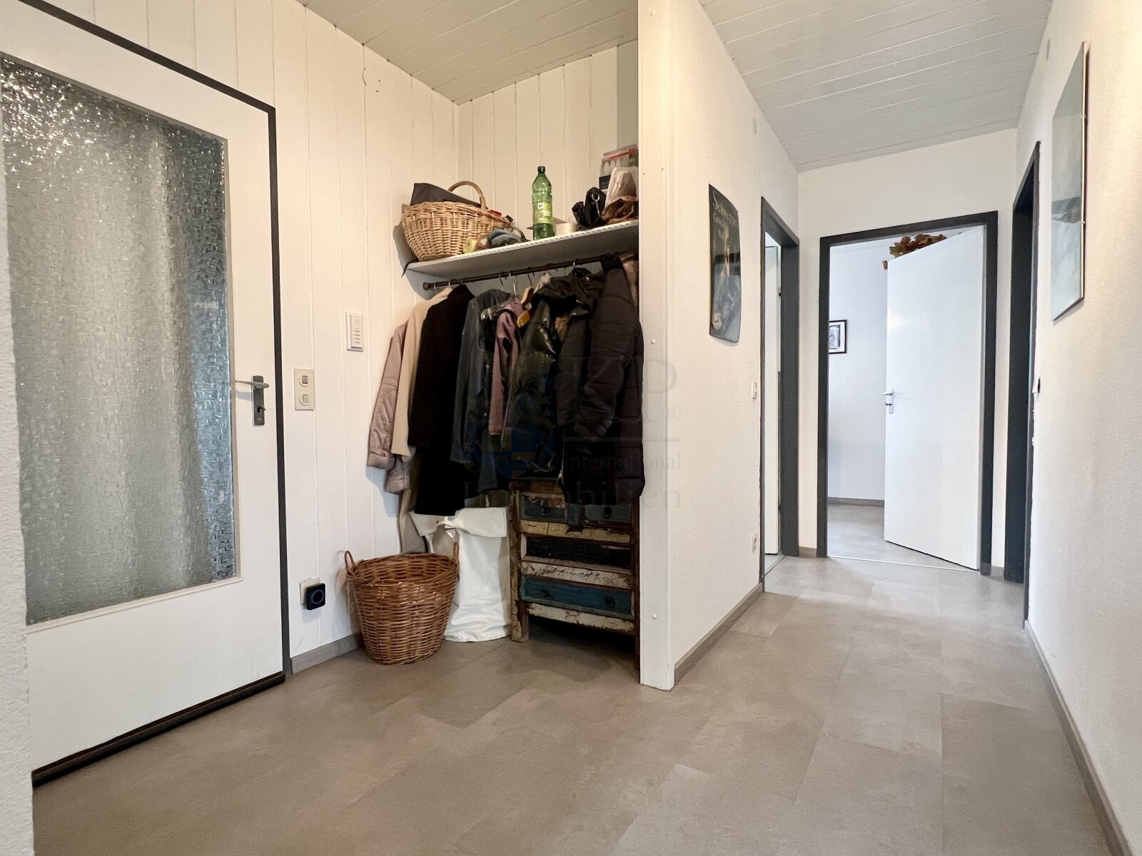 HOFHEIM: RENOVIERTES EFH MIT 6 ZIMMERN, 2 BÄDERN, 2 KÜCHEN, GARAGE UND CARPORT