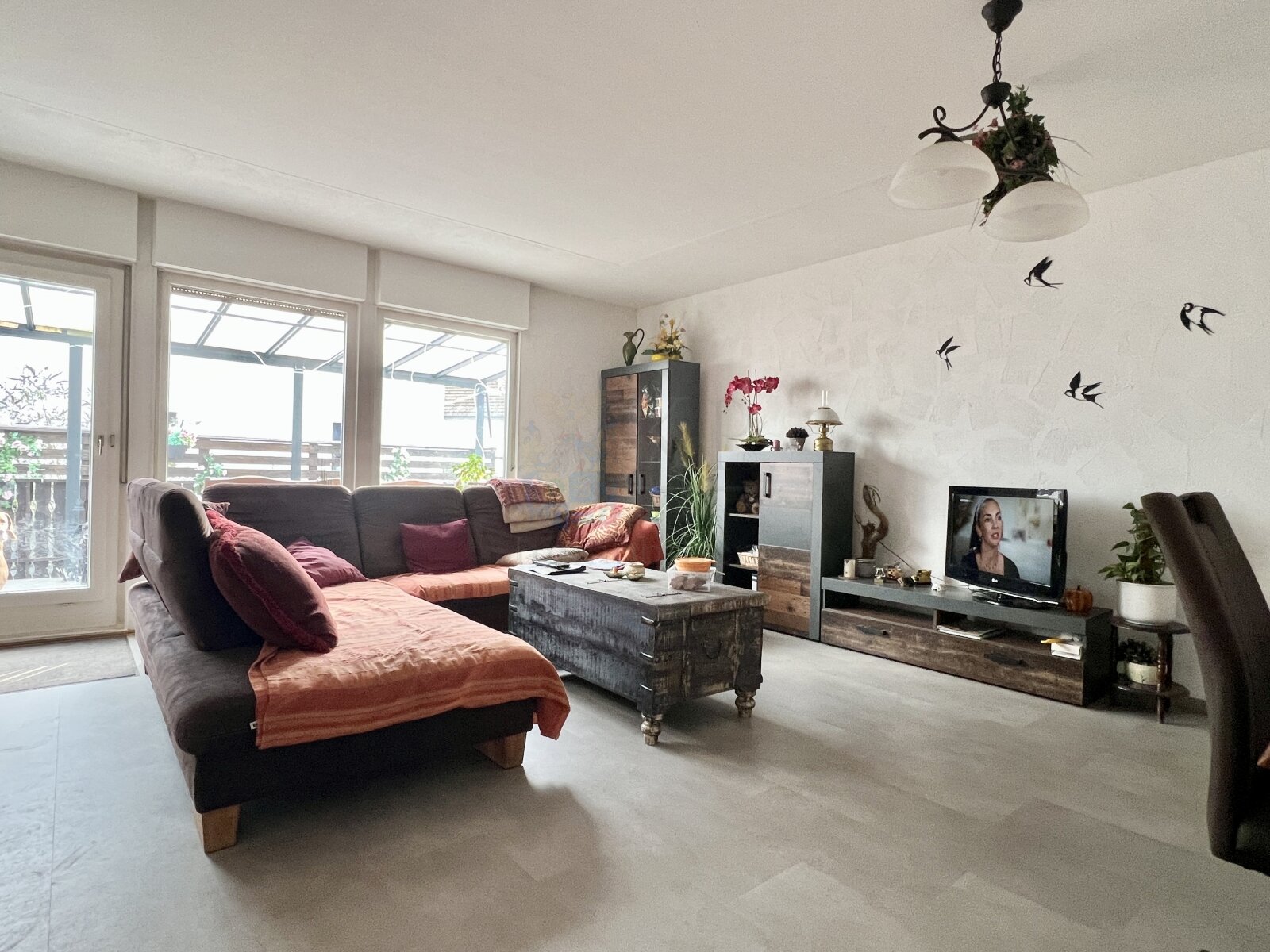 HOFHEIM: RENOVIERTES EFH MIT 6 ZIMMERN, 2 BÄDERN, 2 KÜCHEN, GARAGE UND CARPORT