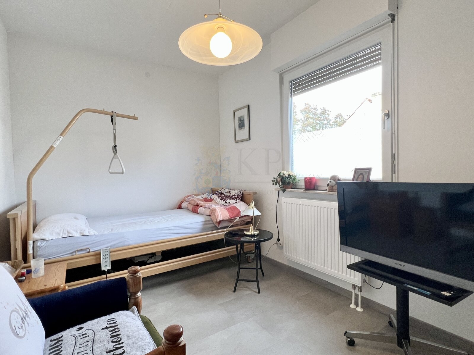 HOFHEIM: RENOVIERTES EFH MIT 6 ZIMMERN, 2 BÄDERN, 2 KÜCHEN, GARAGE UND CARPORT