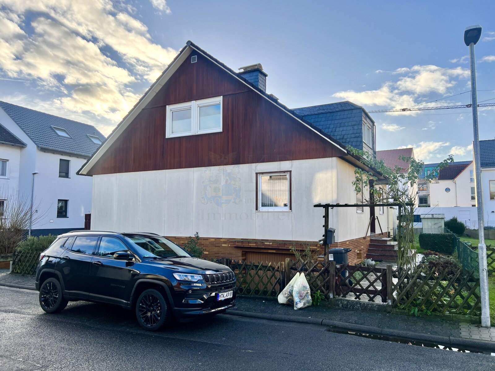 HOFHEIM: RENOVIERTES EFH MIT 6 ZIMMERN, 2 BÄDERN, 2 KÜCHEN, GARAGE UND CARPORT