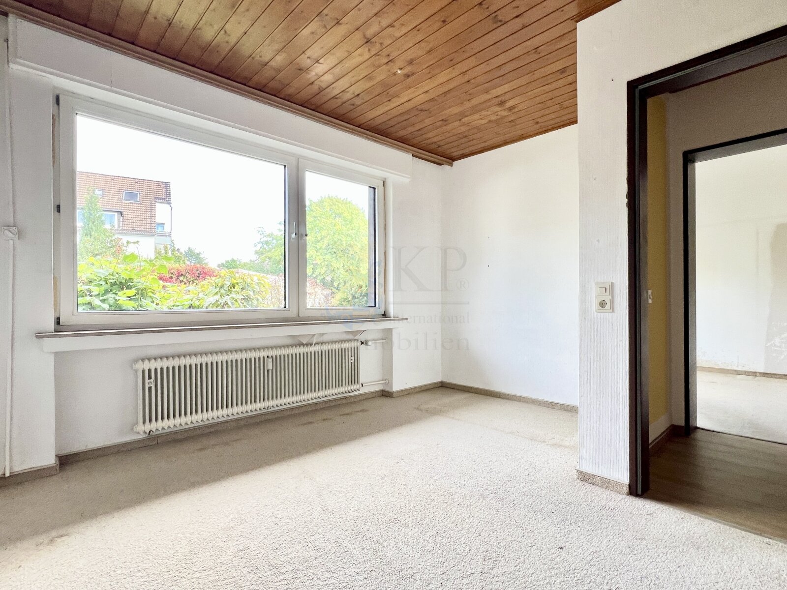 BURGALTENDORF: GROSSZUEGIGE ETW MIT 5 ZIMMERN, GARAGE, GARTEN UND UNTERGESCHOSS