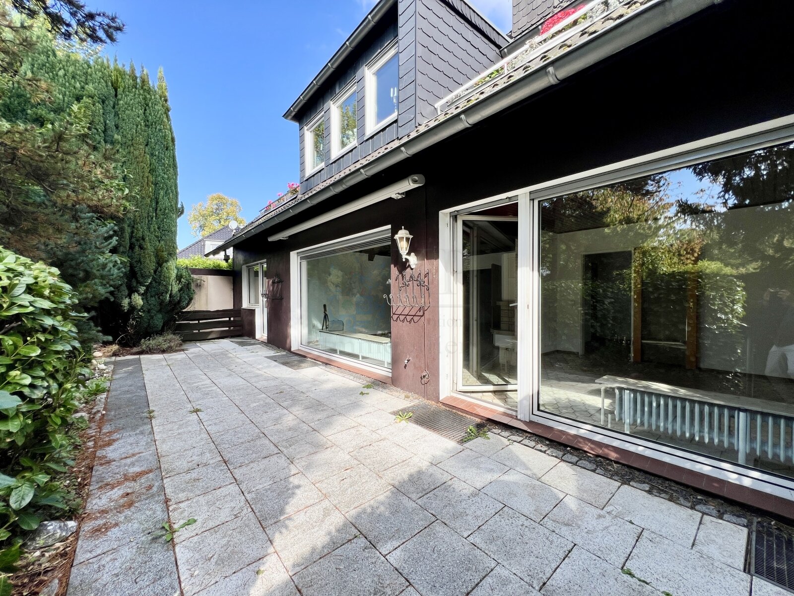 BURGALTENDORF: GROSSZUEGIGE ETW MIT 5 ZIMMERN, GARAGE, GARTEN UND UNTERGESCHOSS