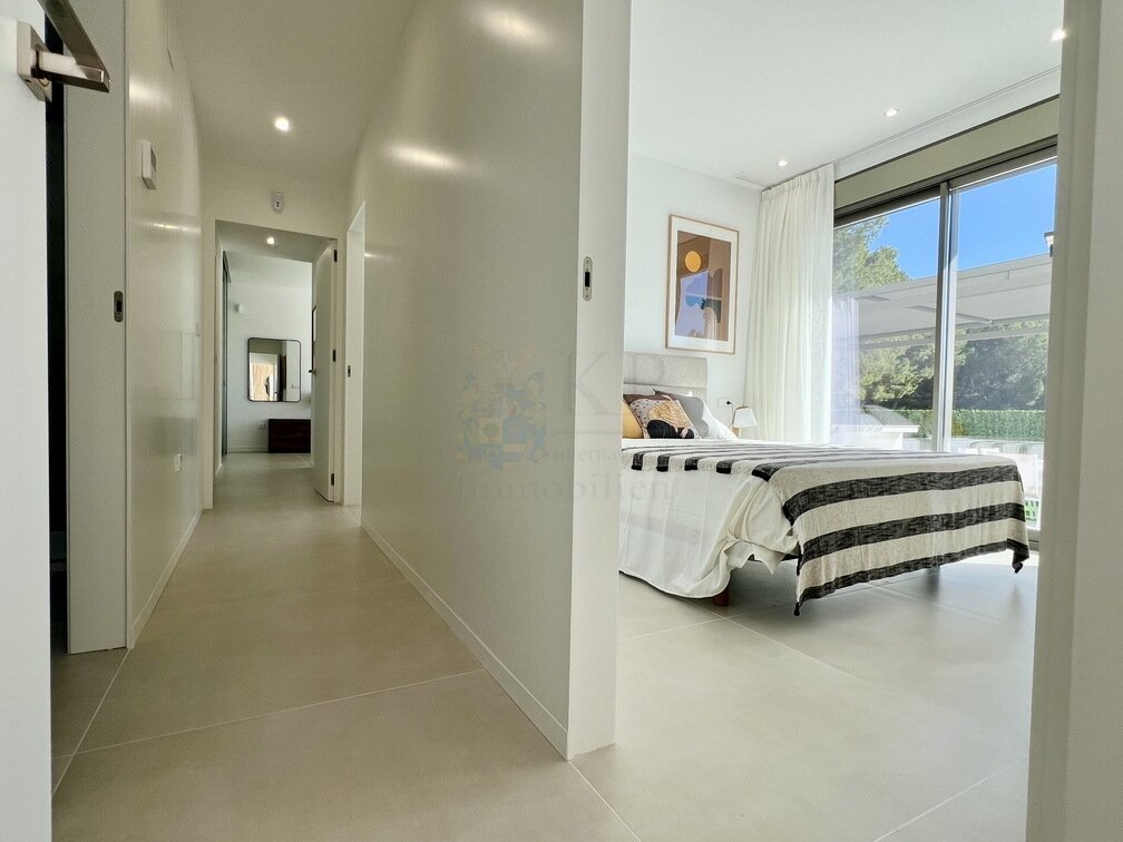 Exklusive Neubauvilla mit Pool, Designer-Küche und mediterranem Flair