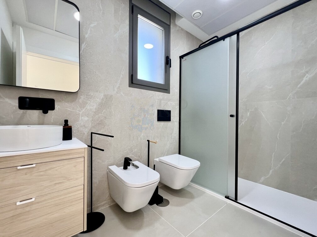 Exklusive Neubauvilla mit Pool, Designer-Küche und mediterranem Flair