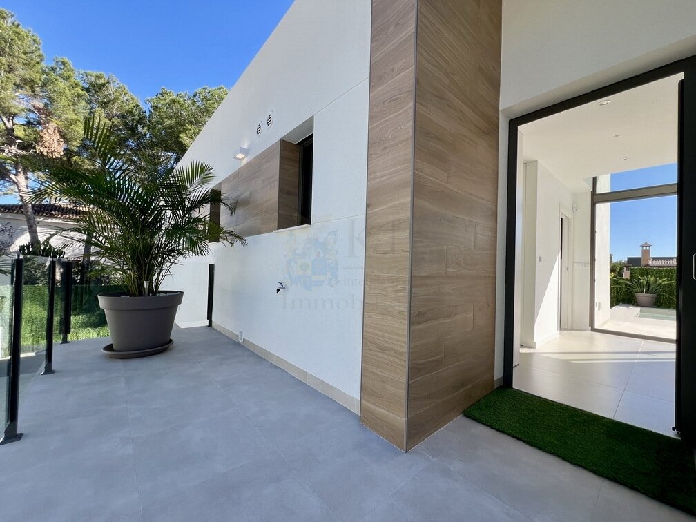 Exklusive Neubauvilla mit Pool, Designer-Küche und mediterranem Flair