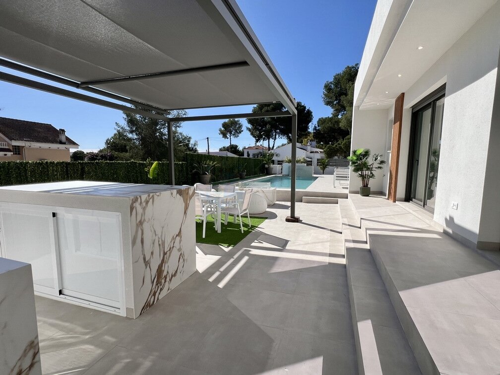 Exklusive Neubauvilla mit Pool, Designer-Küche und mediterranem Flair
