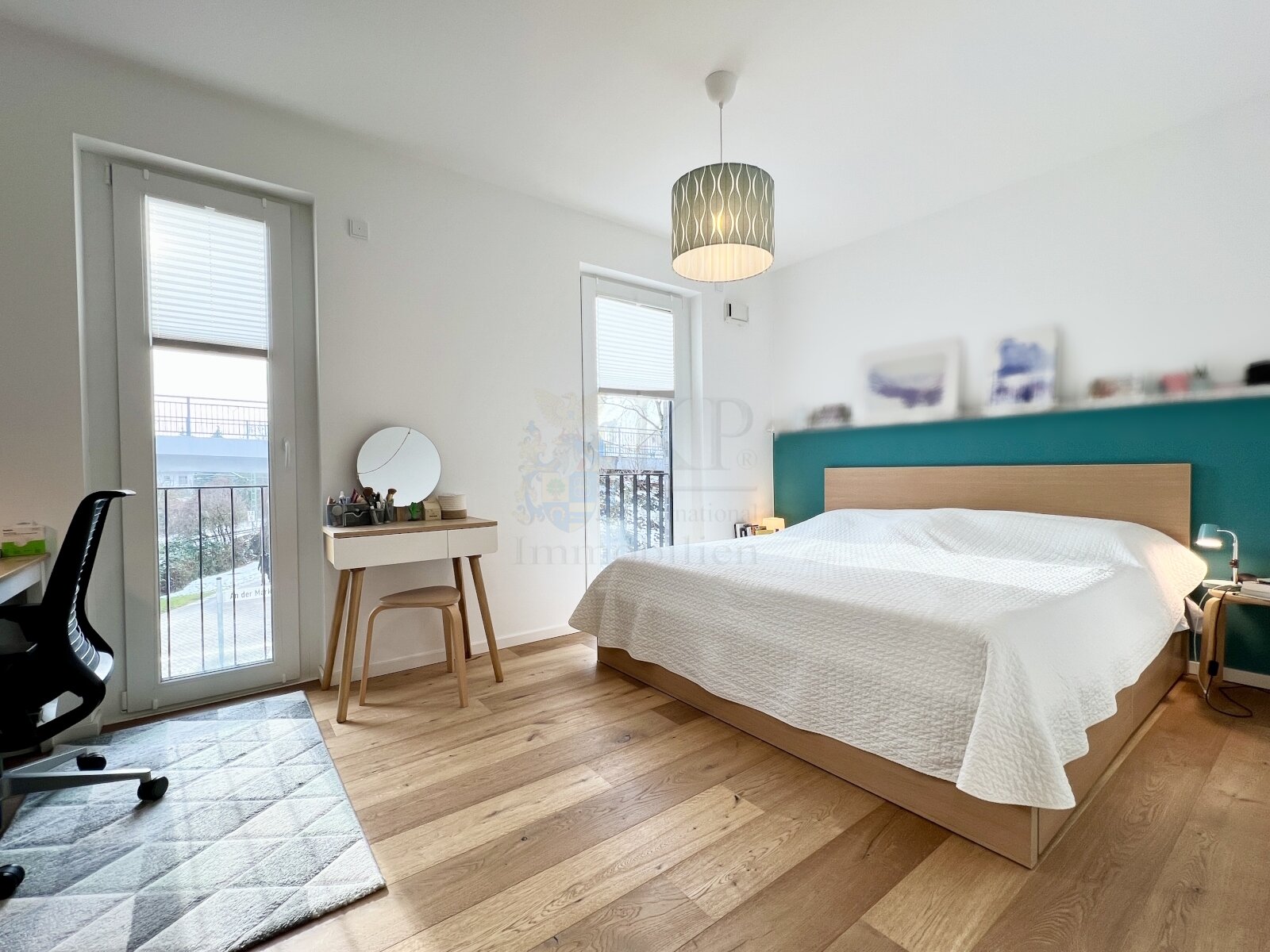 Kriftel: Elegante 4-Zimmer-Wohnung mit 2 Bädern, Balkon mit Glasgardinen und Aufzug