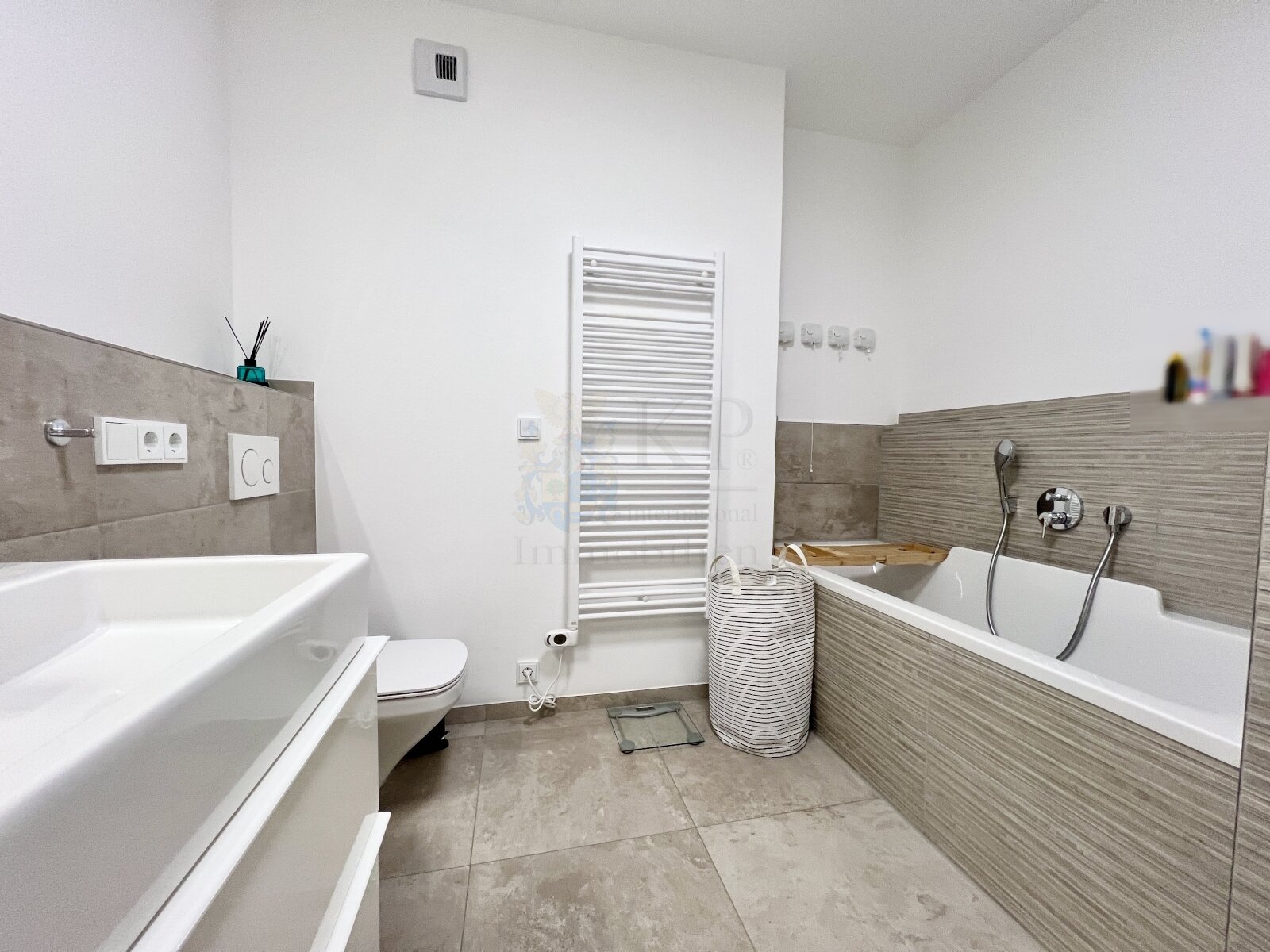 Kriftel: Elegante 4-Zimmer-Wohnung mit 2 Bädern, Balkon mit Glasgardinen und Aufzug