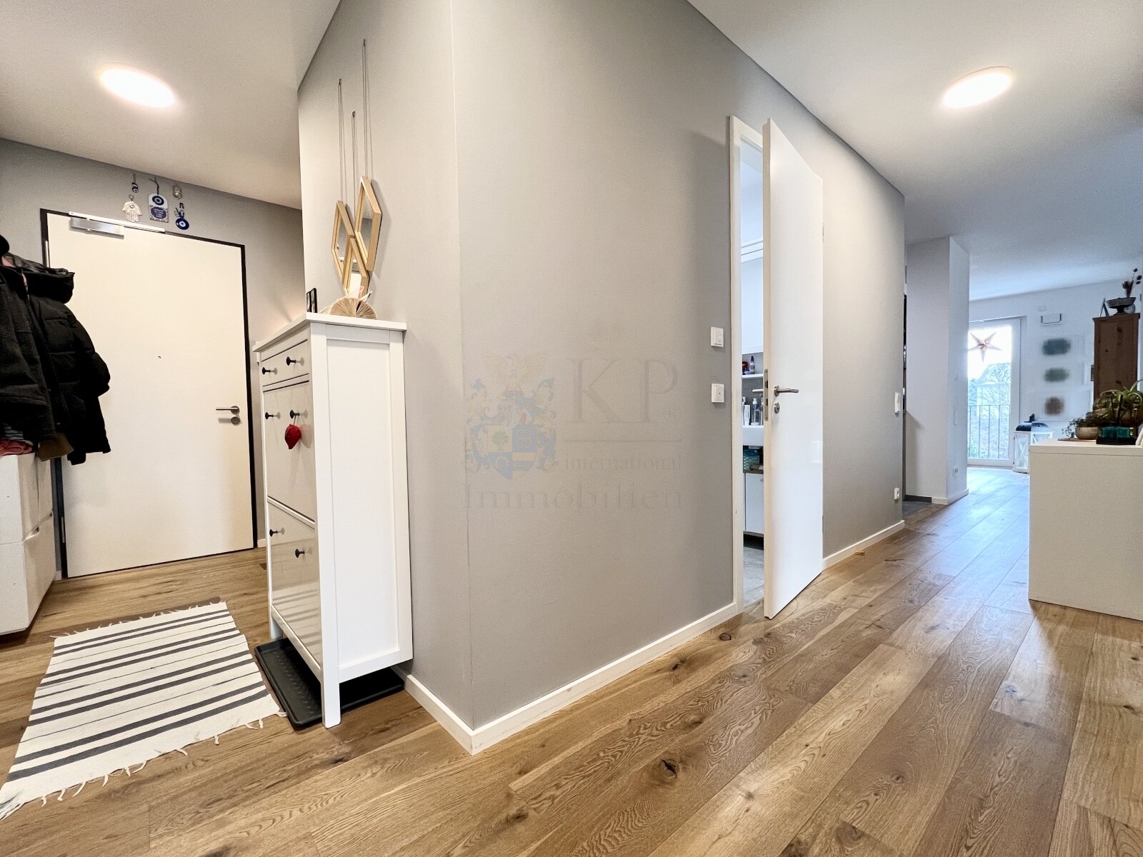 Kriftel: Elegante 4-Zimmer-Wohnung mit 2 Bädern, Balkon mit Glasgardinen und Aufzug