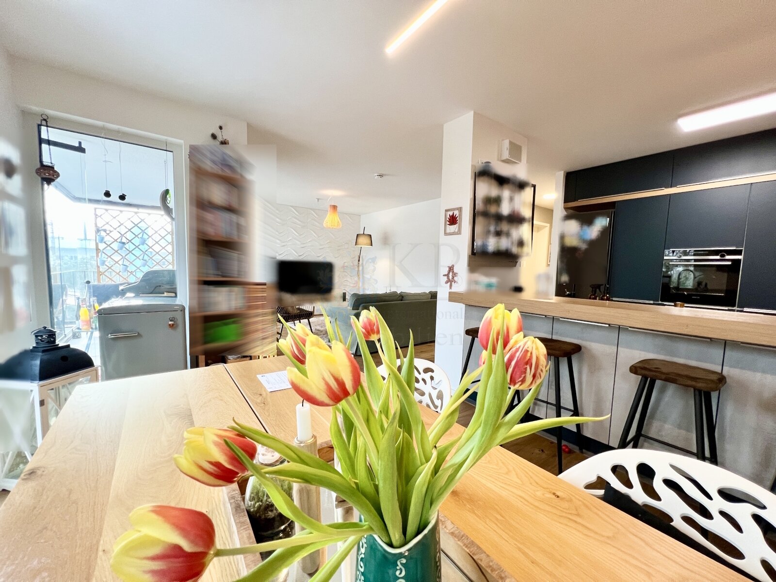 Kriftel: Elegante 4-Zimmer-Wohnung mit 2 Bädern, Balkon mit Glasgardinen und Aufzug