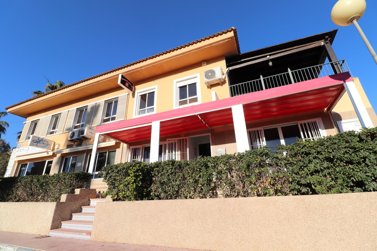 Stilvolles Gastroobjekt mit Golf- und Poolblick