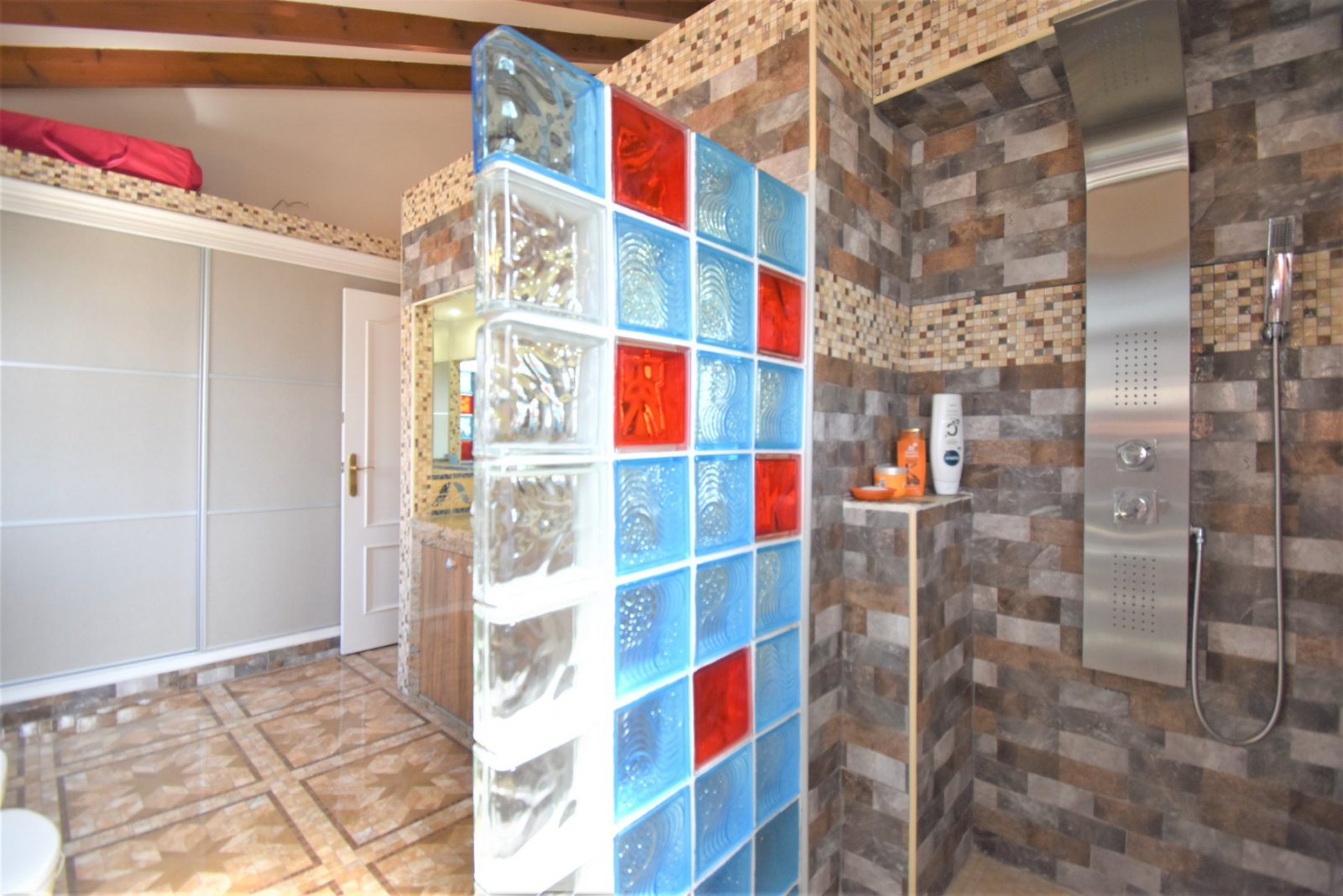 Sonnige Villa mit großzügiger Terrasse