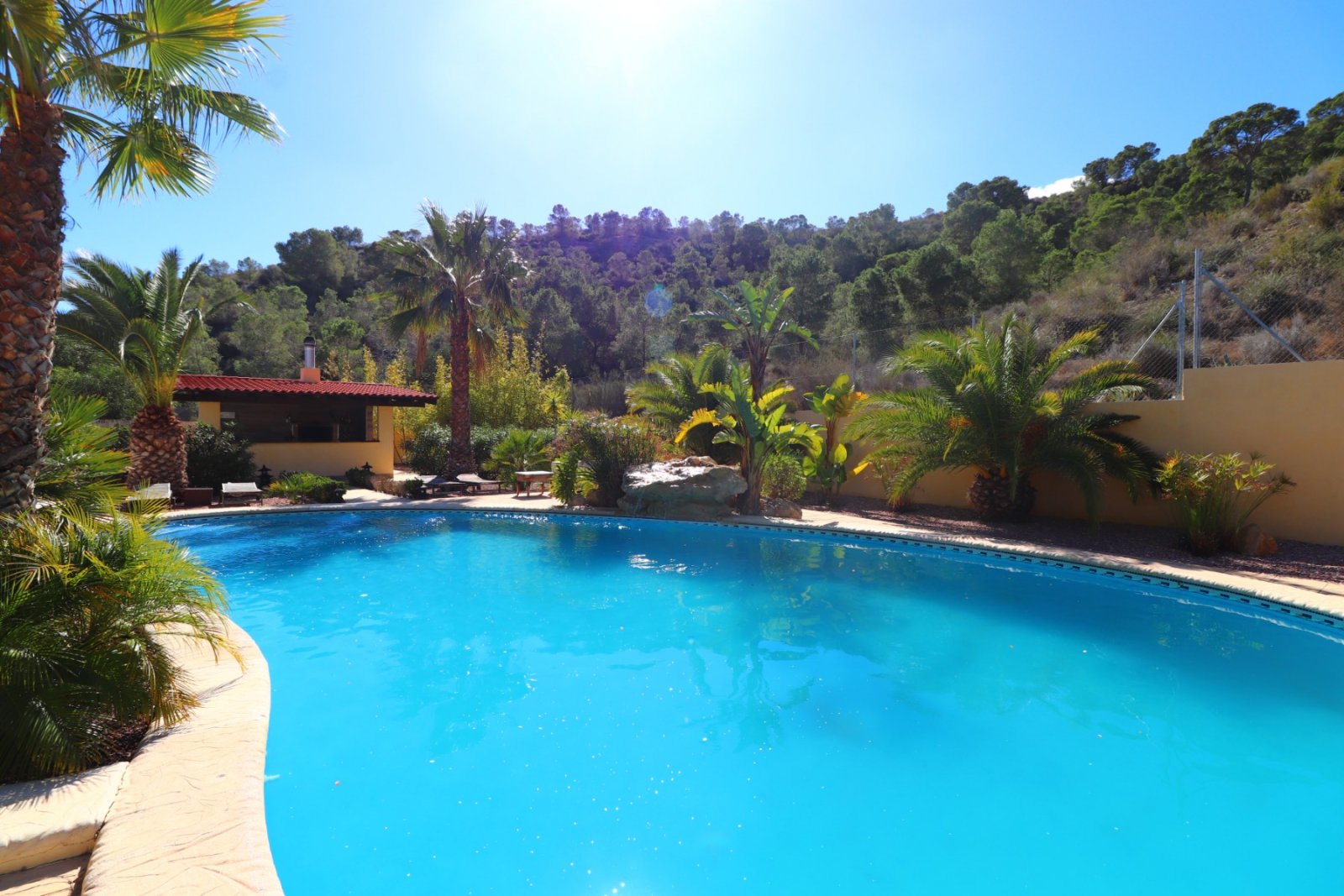 Exklusive Landvilla mit Pool & Outdoor-Küche