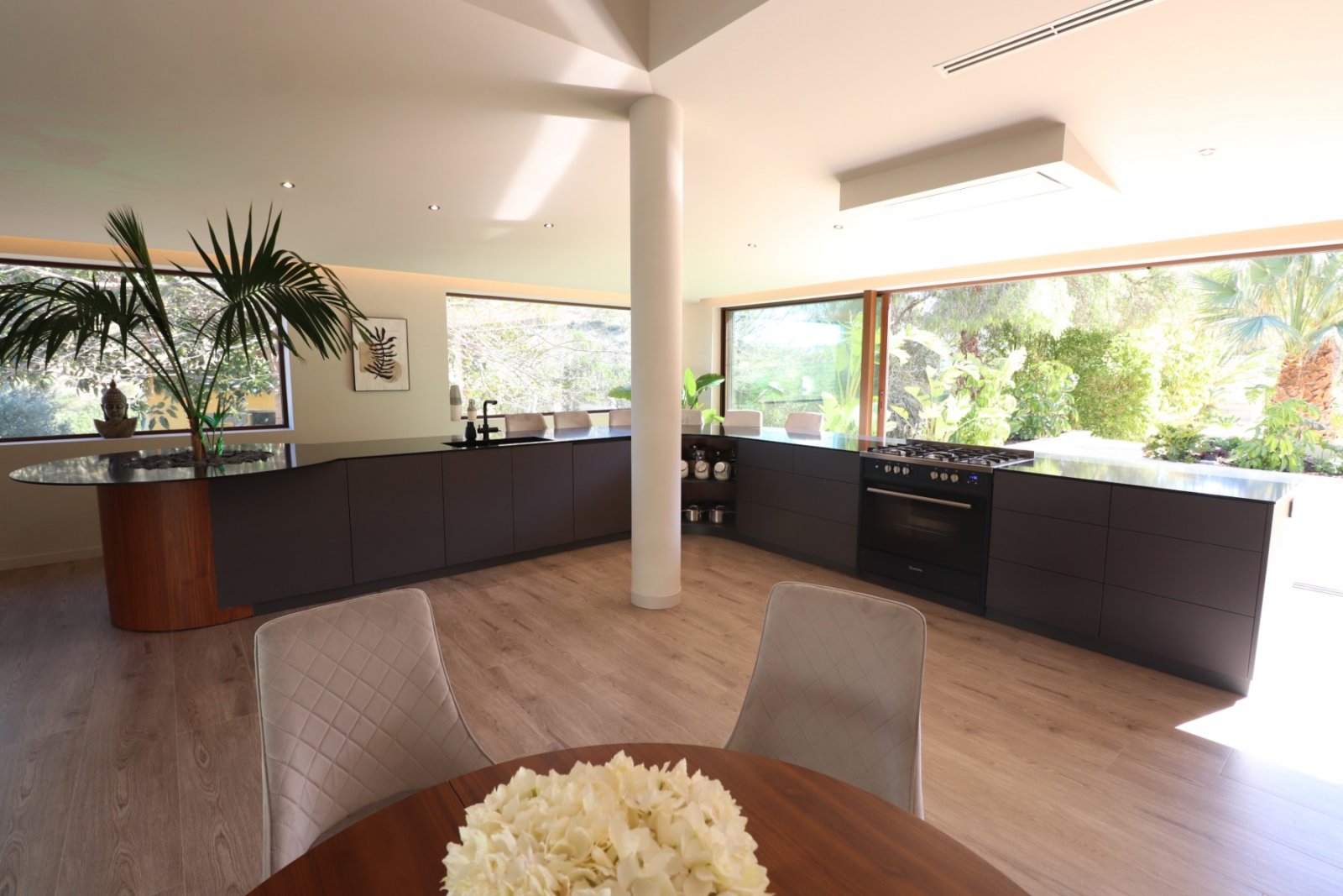 Exklusive Landvilla mit Pool & Outdoor-Küche