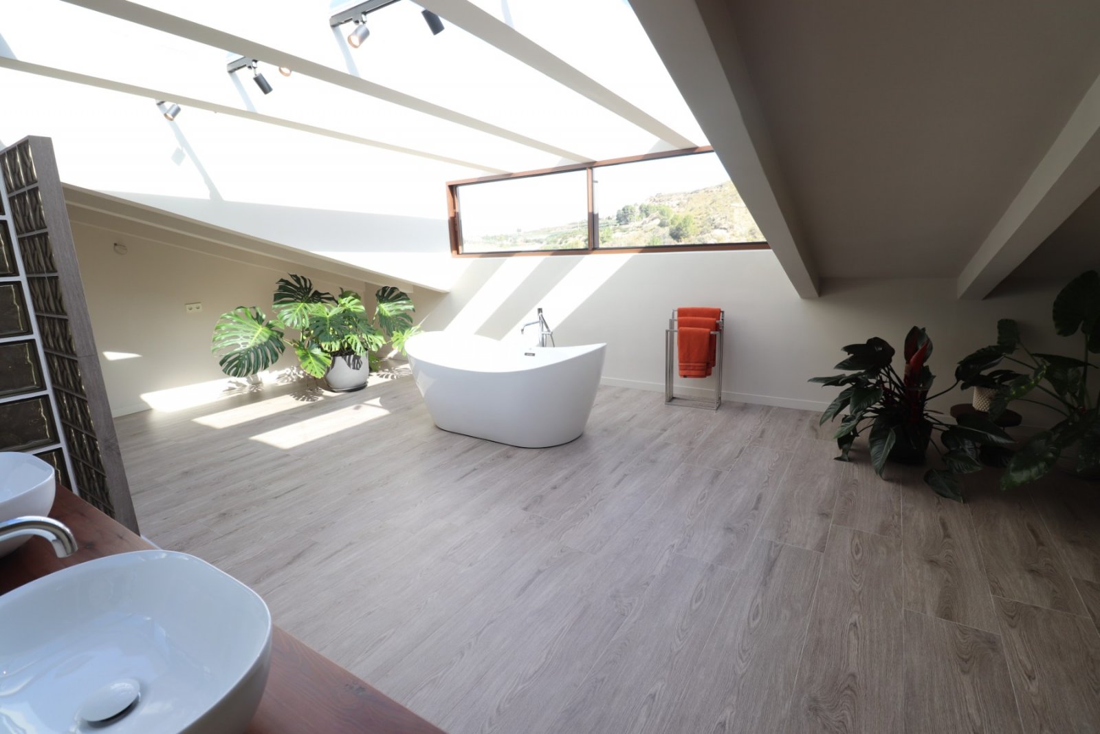 Exklusive Landvilla mit Pool & Outdoor-Küche