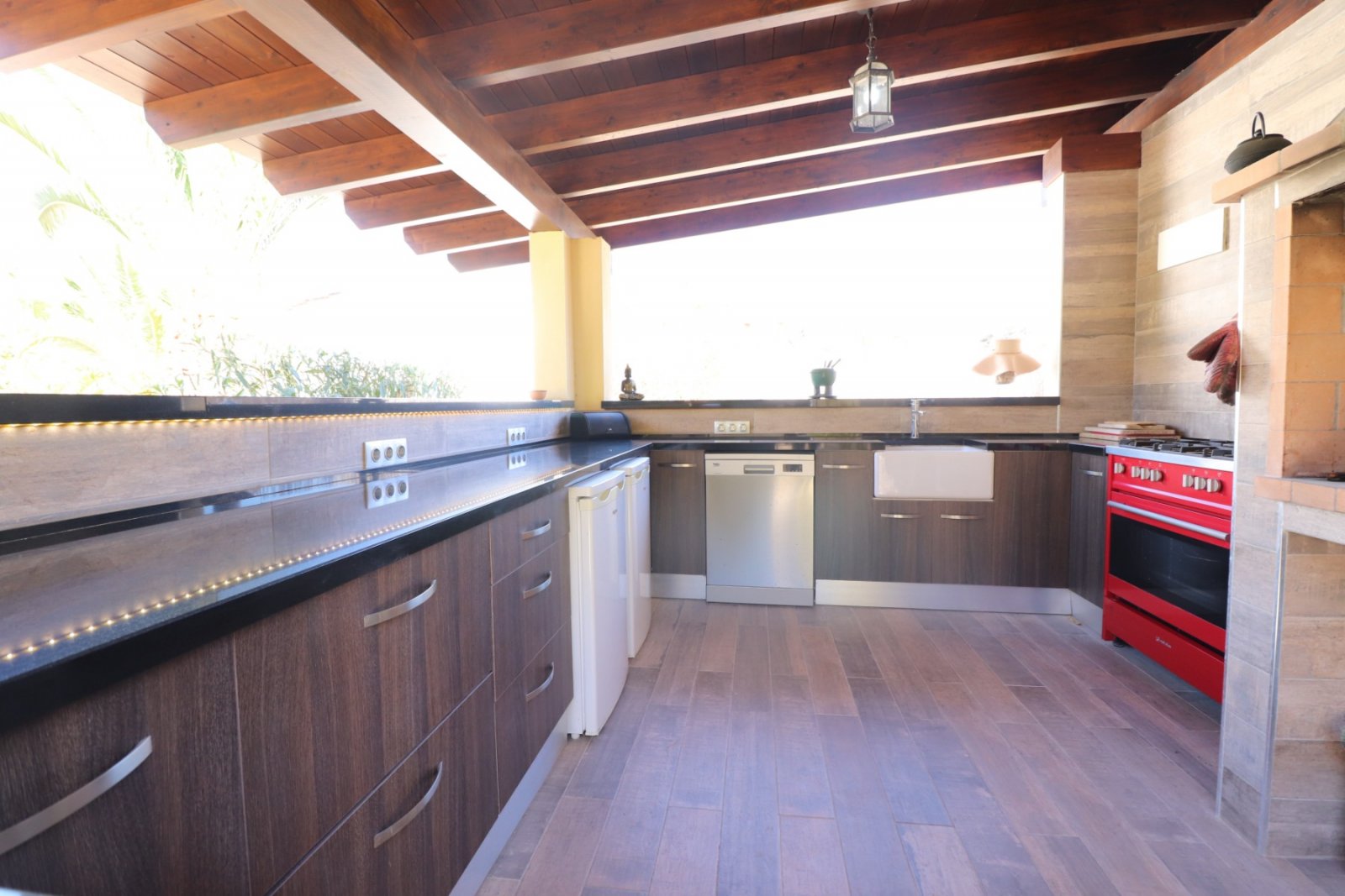 Exklusive Landvilla mit Pool & Outdoor-Küche