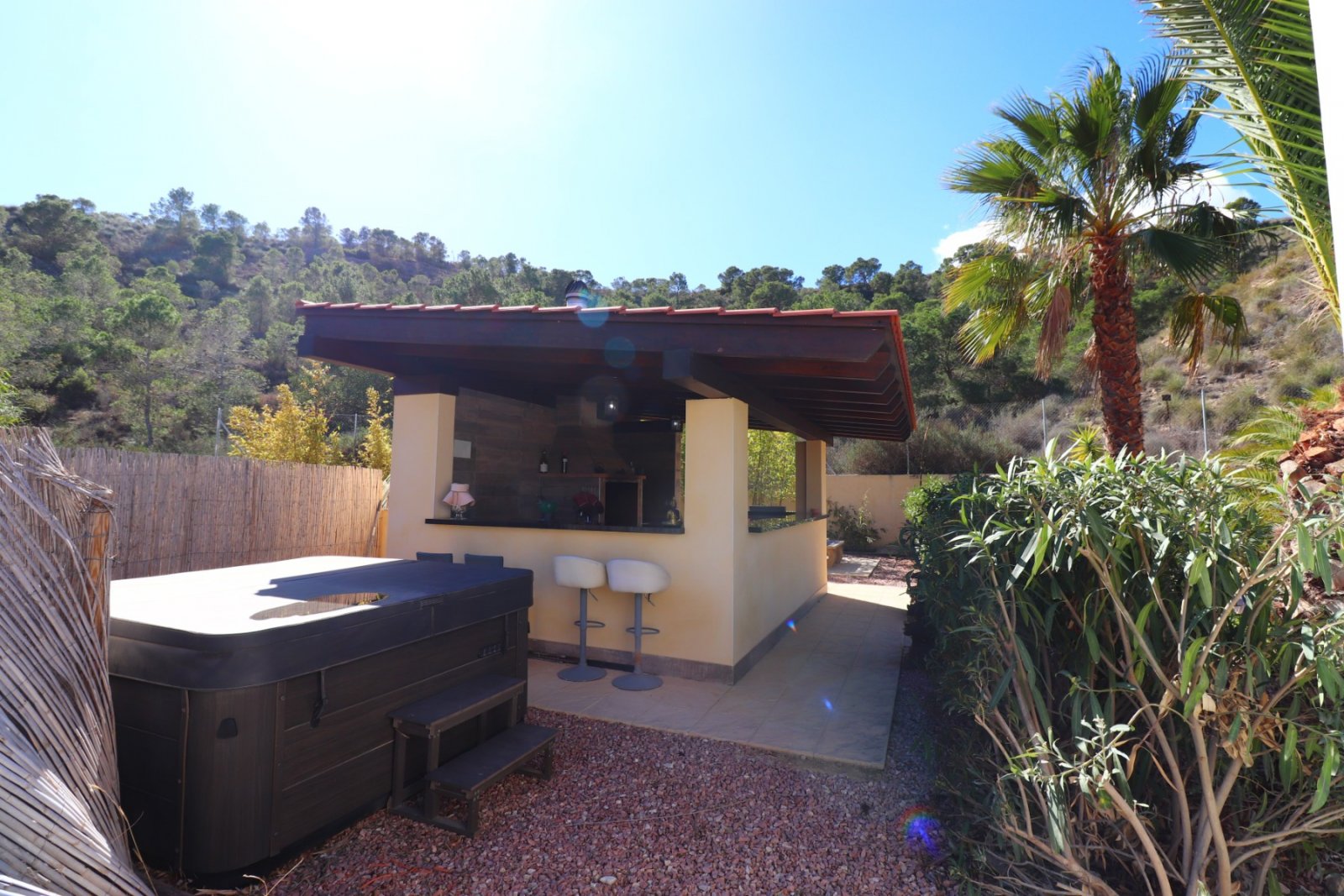 Exklusive Landvilla mit Pool & Outdoor-Küche