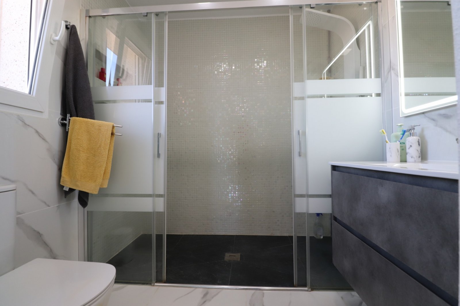 Luxusresidenz mit Garten, Pool und BBQ