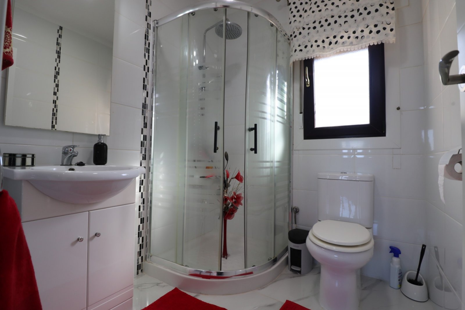 Luxusresidenz mit Garten, Pool und BBQ