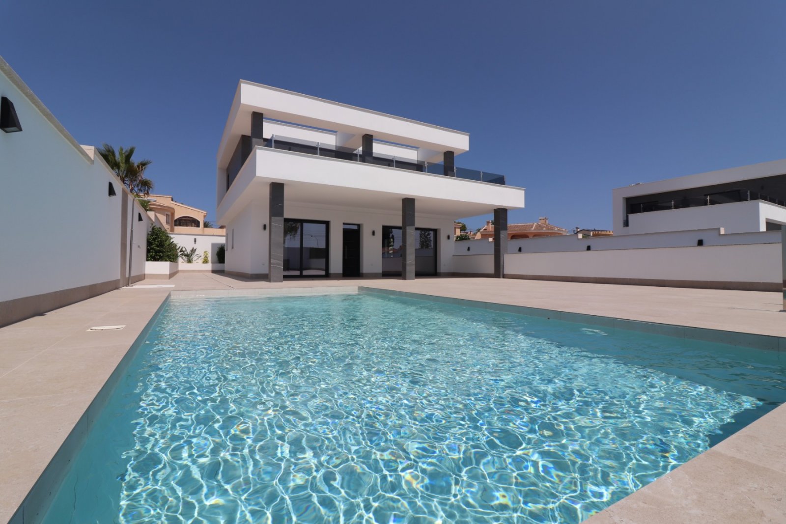 Exklusive Luxusvilla mit privatem Pool und traumhaften Terrassen