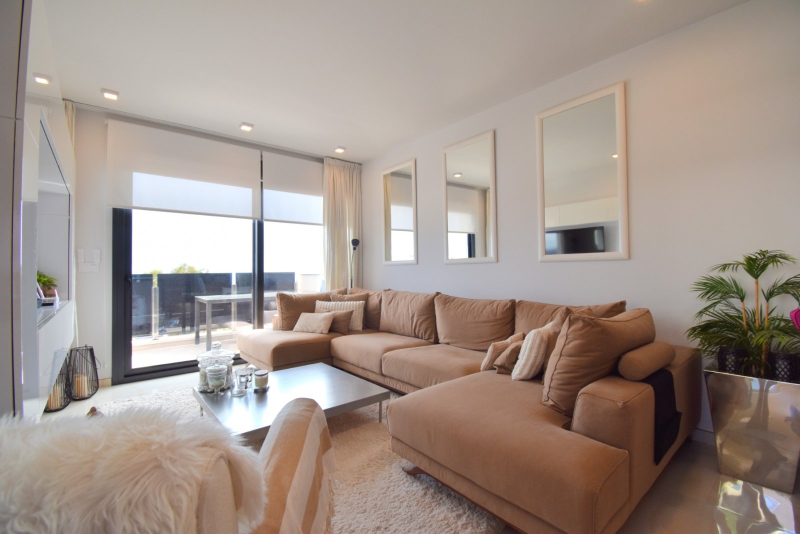 Modernes Apartment mit großer Terrasse, Pool & Meerblick