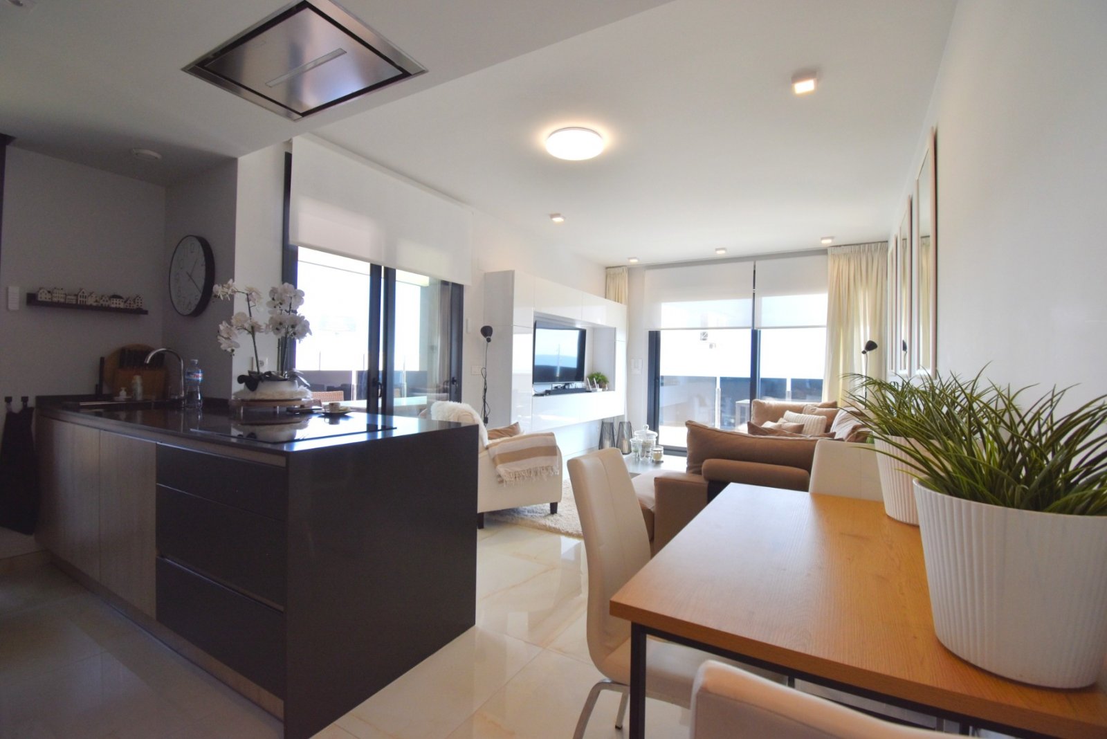 Modernes Apartment mit großer Terrasse, Pool & Meerblick