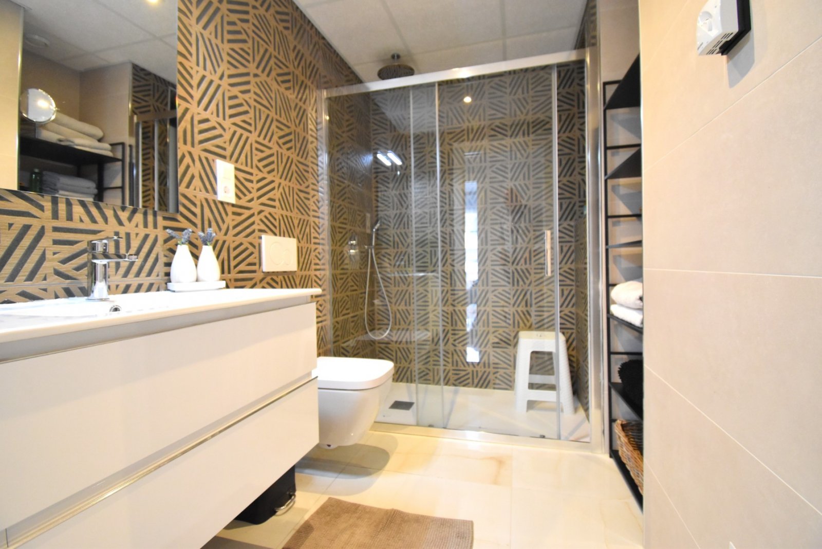 Modernes Apartment mit großer Terrasse, Pool & Meerblick