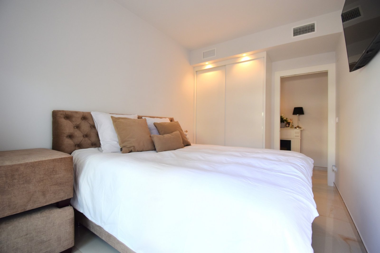 Modernes Apartment mit großer Terrasse, Pool & Meerblick