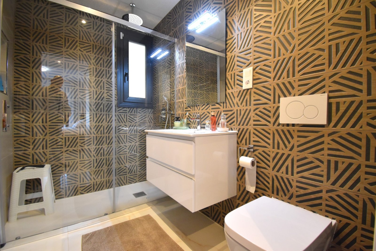 Modernes Apartment mit großer Terrasse, Pool & Meerblick