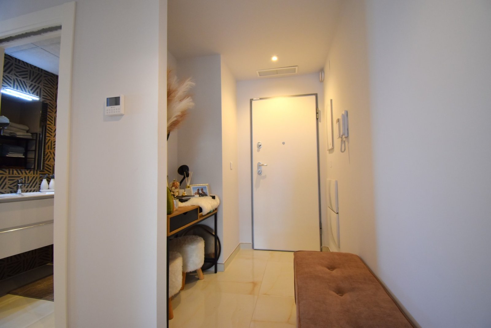 Modernes Apartment mit großer Terrasse, Pool & Meerblick