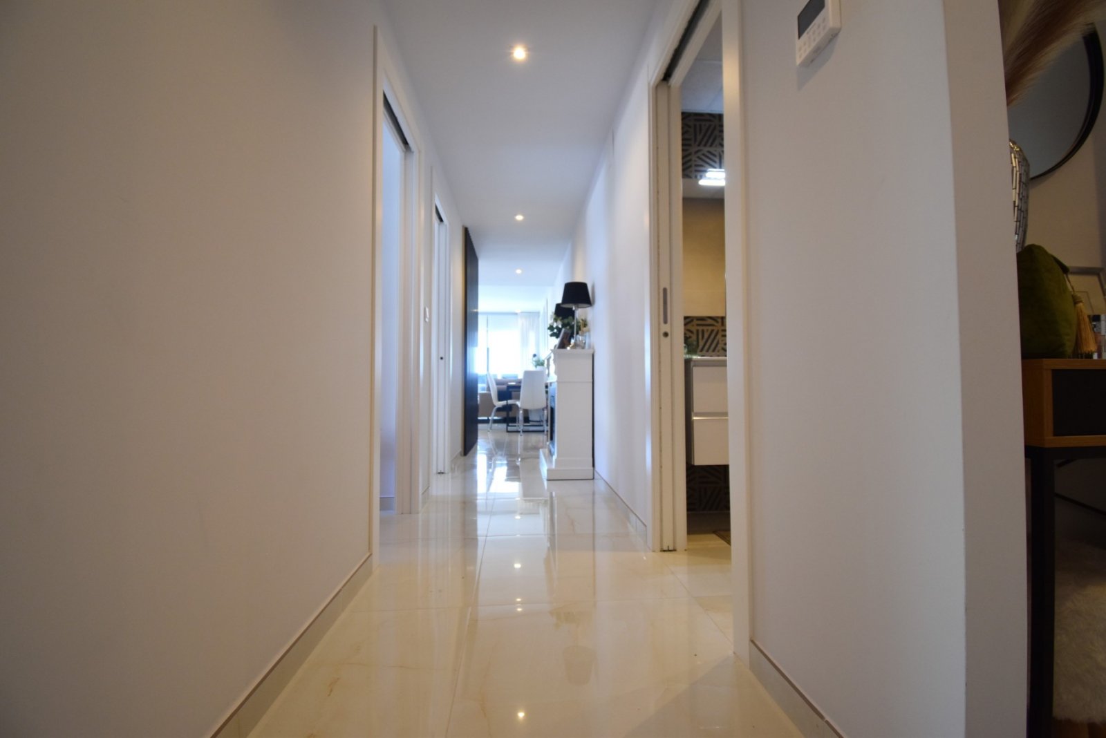 Modernes Apartment mit großer Terrasse, Pool & Meerblick