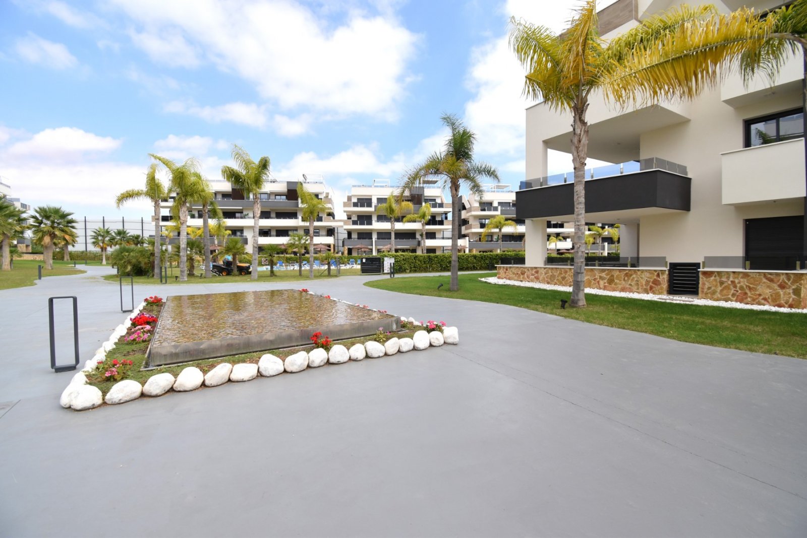 Modernes Apartment mit großer Terrasse, Pool & Meerblick