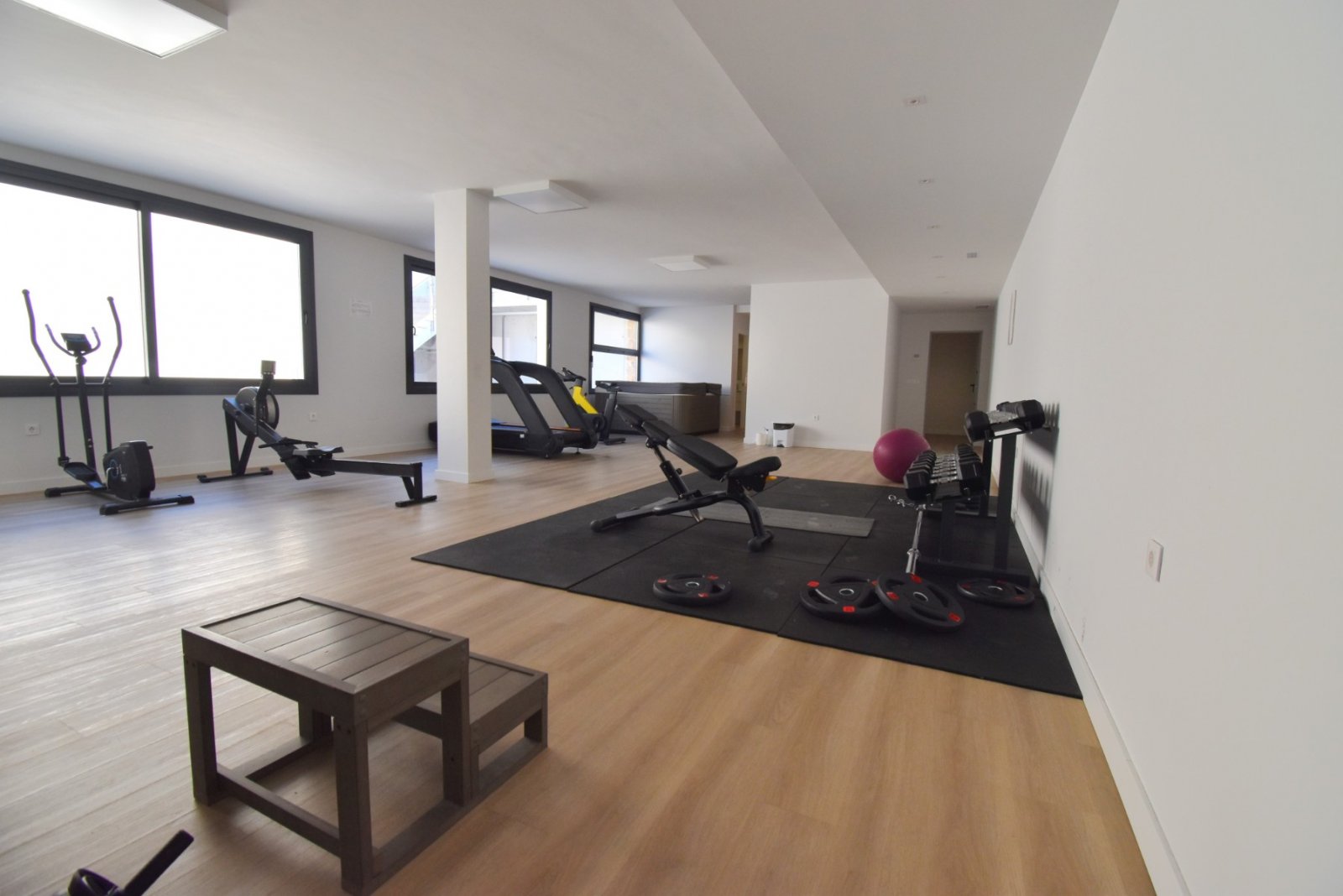 Modernes Apartment mit großer Terrasse, Pool & Meerblick