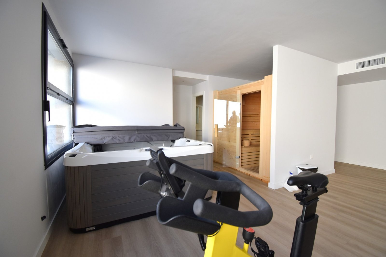 Modernes Apartment mit großer Terrasse, Pool & Meerblick