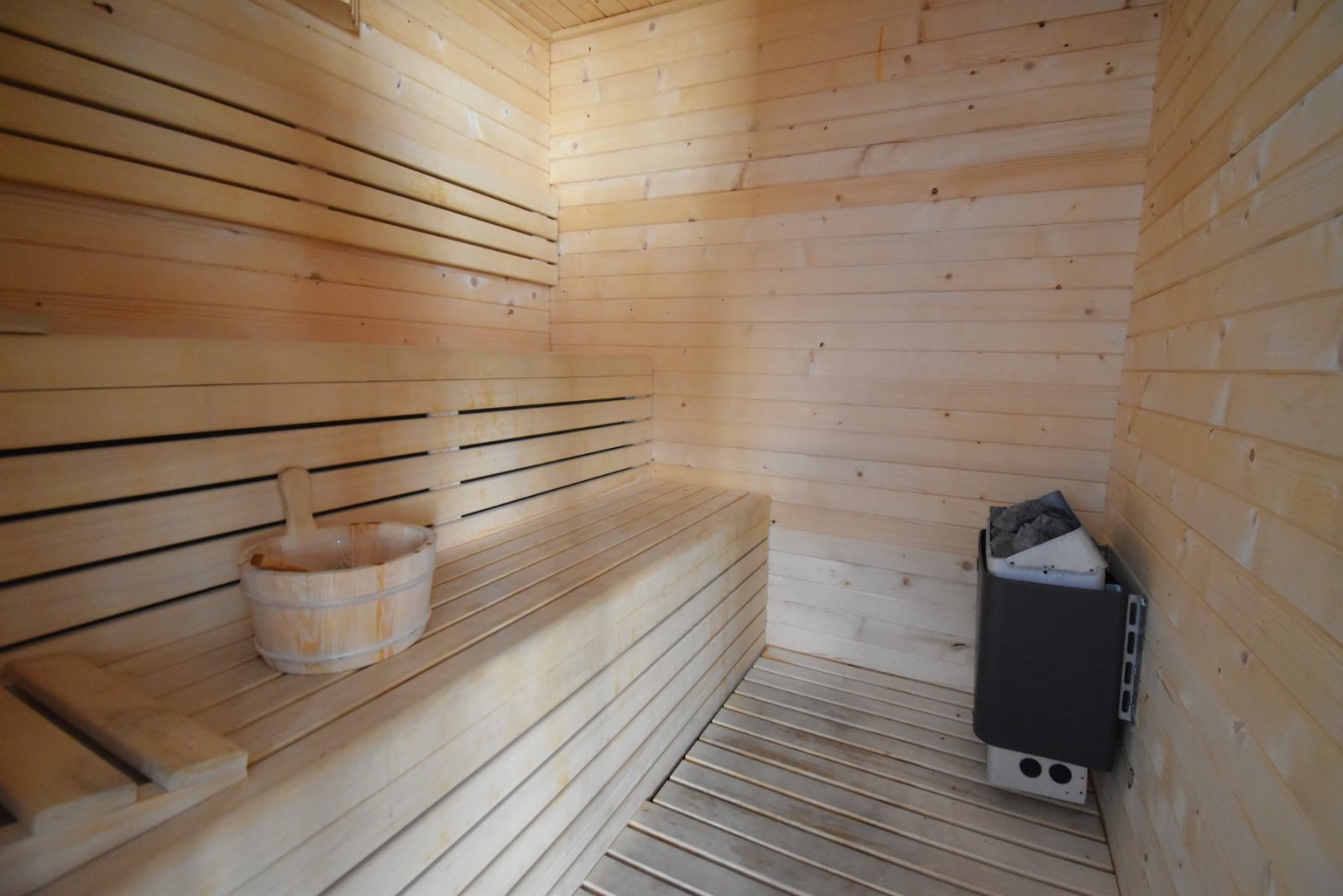 Modernes Apartment mit großer Terrasse, Pool & Meerblick